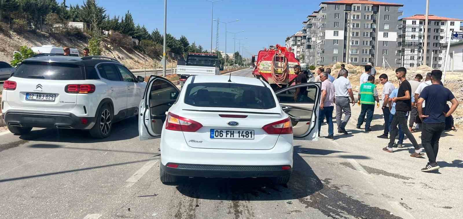 Adıyaman’da iki otomobil çarpıştı:  2 yaralı
