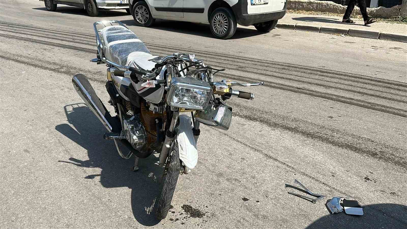 Karaman’da ciple çarpışıp yola savrulan motosikletli yaralandı