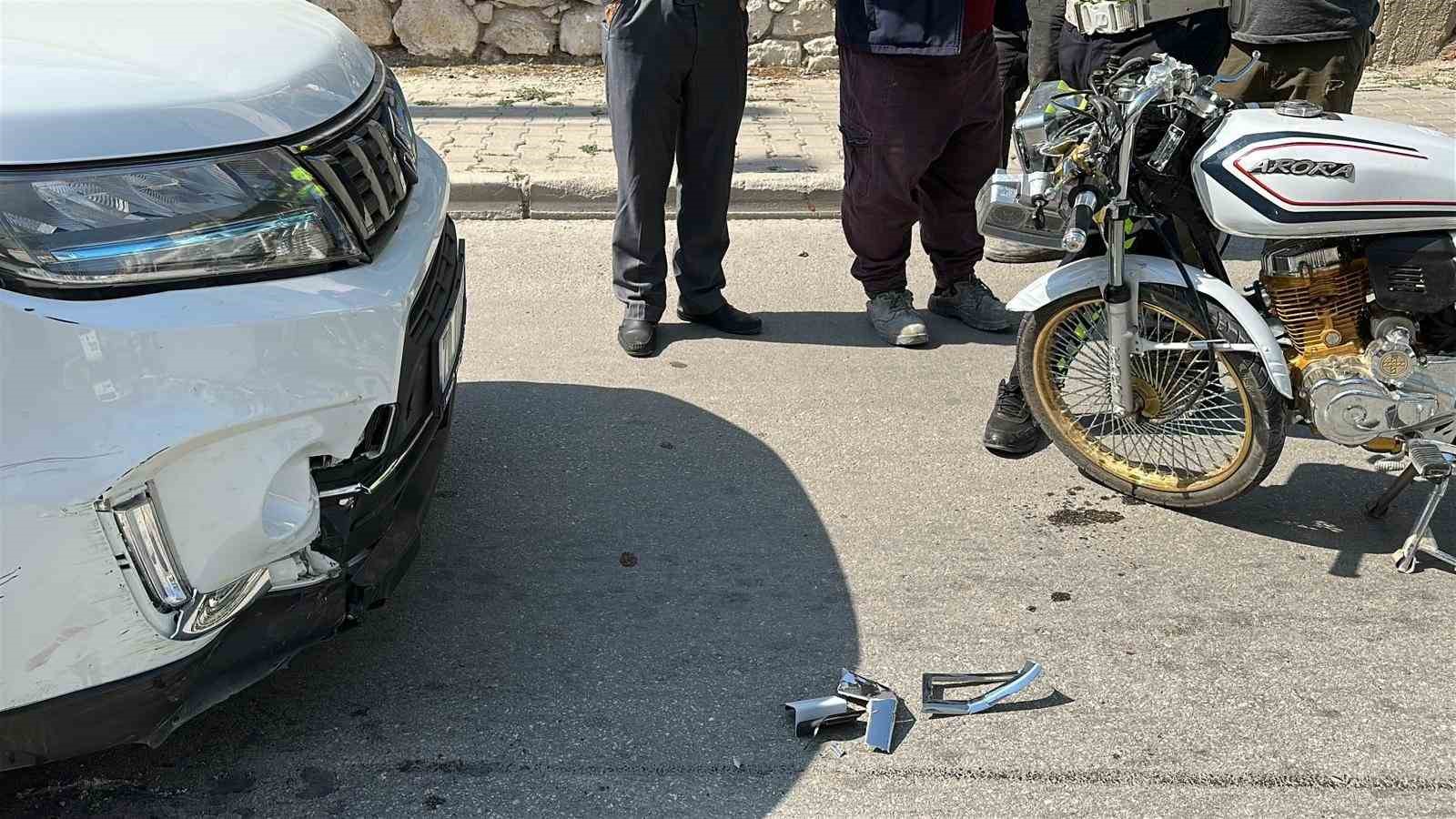 Karaman&rsquo;da ciple &ccedil;arpışıp yola savrulan motosikletli yaralandı
