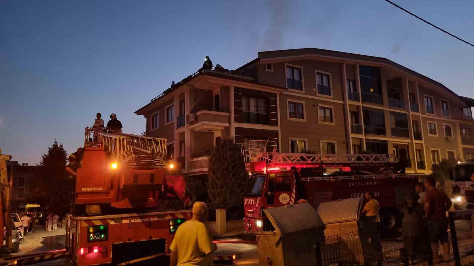 Apartman yangınında 2’nci kattan düşen kişi yaralandı