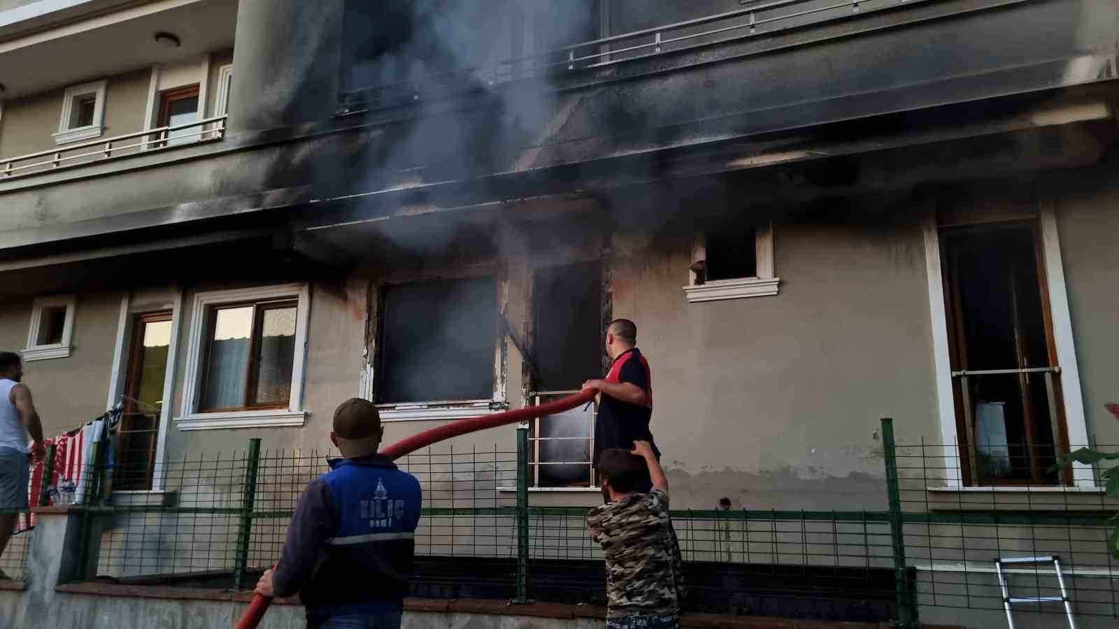 Apartman yangınında 2&rsquo;nci kattan d&uuml;şen kişi yaralandı
