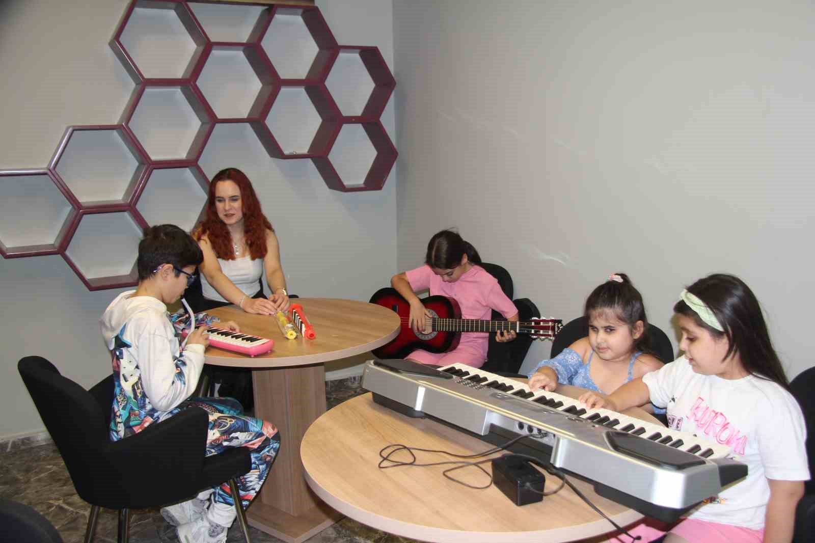 Öğrencilerinin karanlık dünyasını müzikle aydınlatıyor