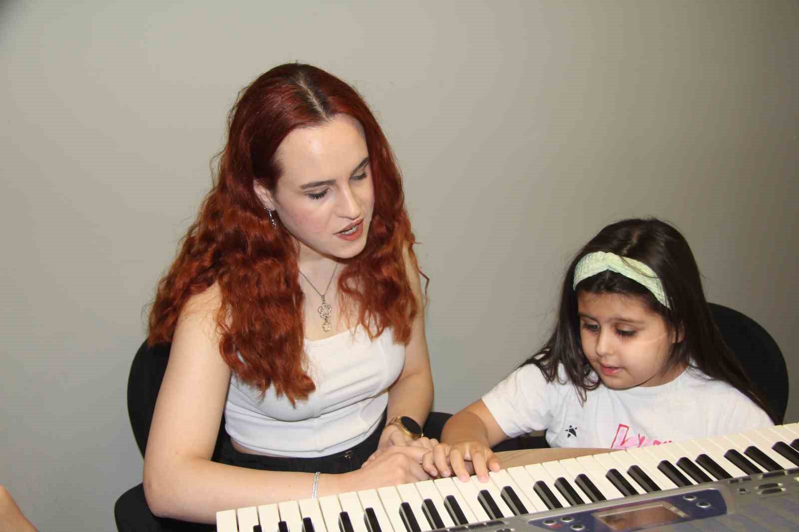 Öğrencilerinin karanlık dünyasını müzikle aydınlatıyor