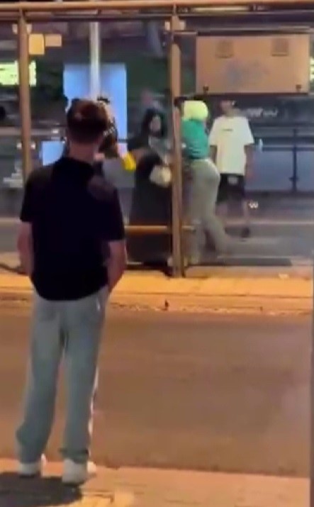 Genç kızların kavgası kameraya yansıdı