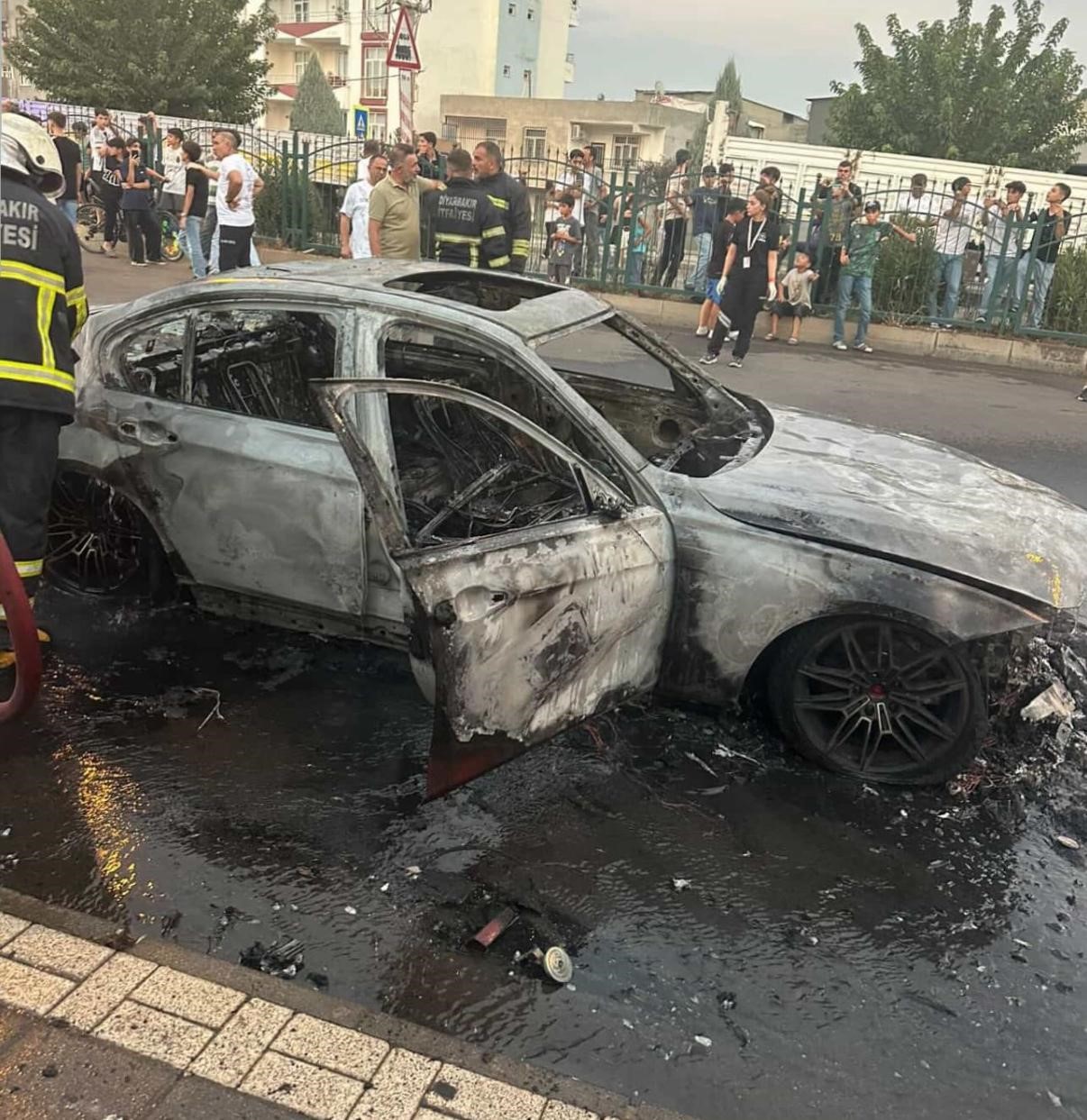 Diyarbakır’da alevlere teslim olan otomobil patladı
