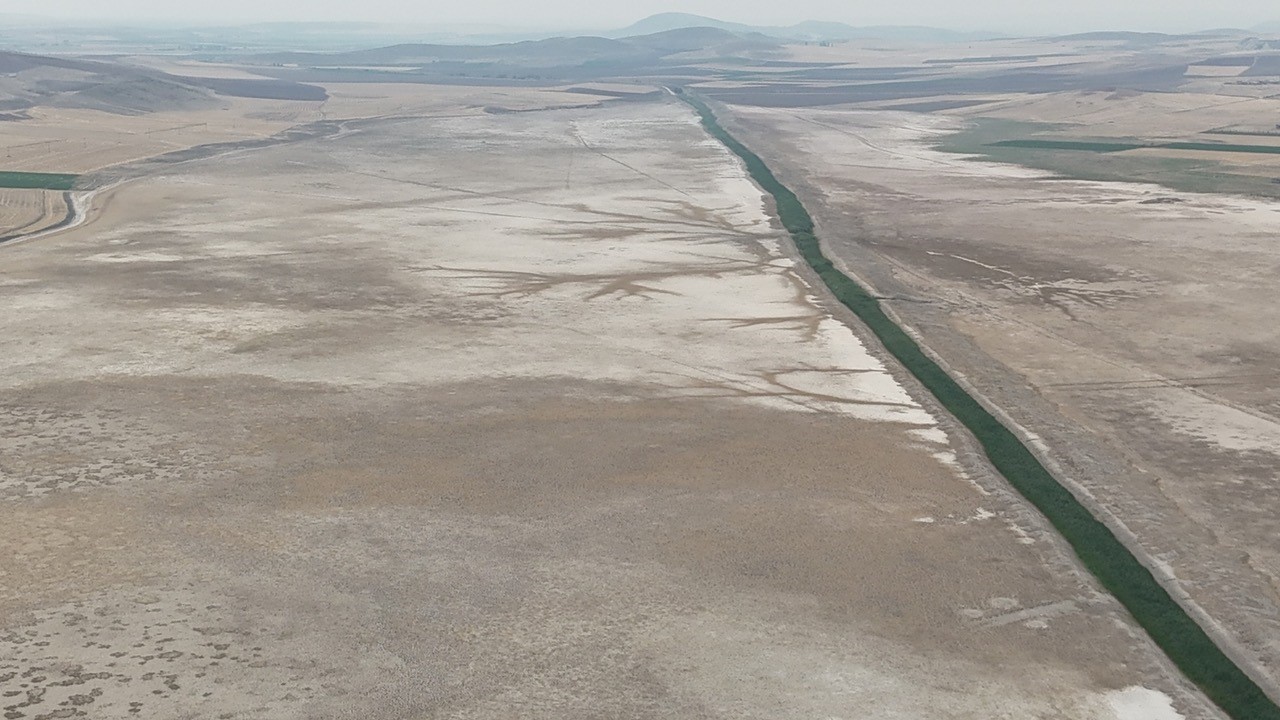 Kuraklıktan g&ouml;ller bir bir kuruyor
