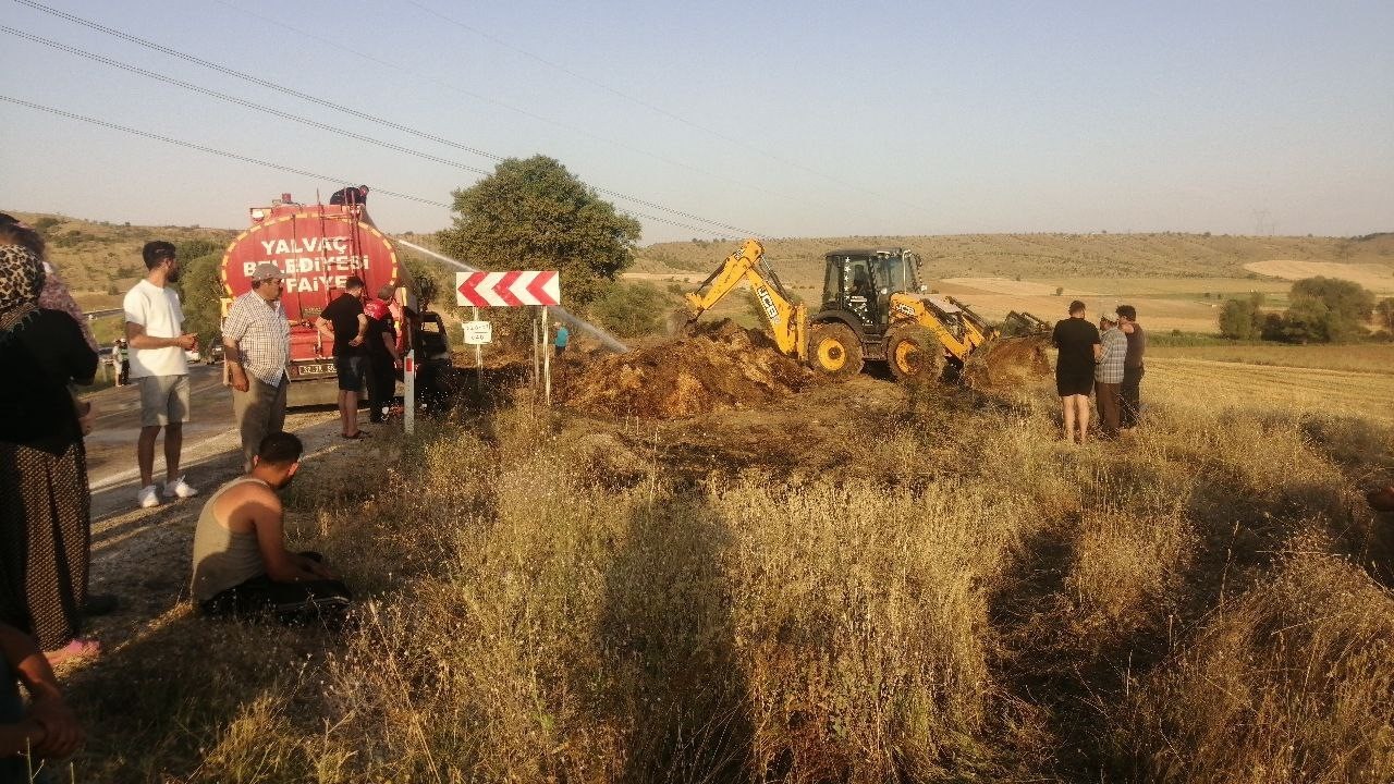 Trakt&ouml;re y&uuml;klenen saman balyaları alev aldı, ticari ara&ccedil; k&uuml;le d&ouml;nd&uuml;
