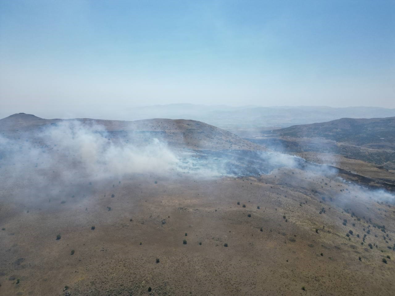 Malatya’da dağlık alanda çıkan yangın havadan görüntülendi