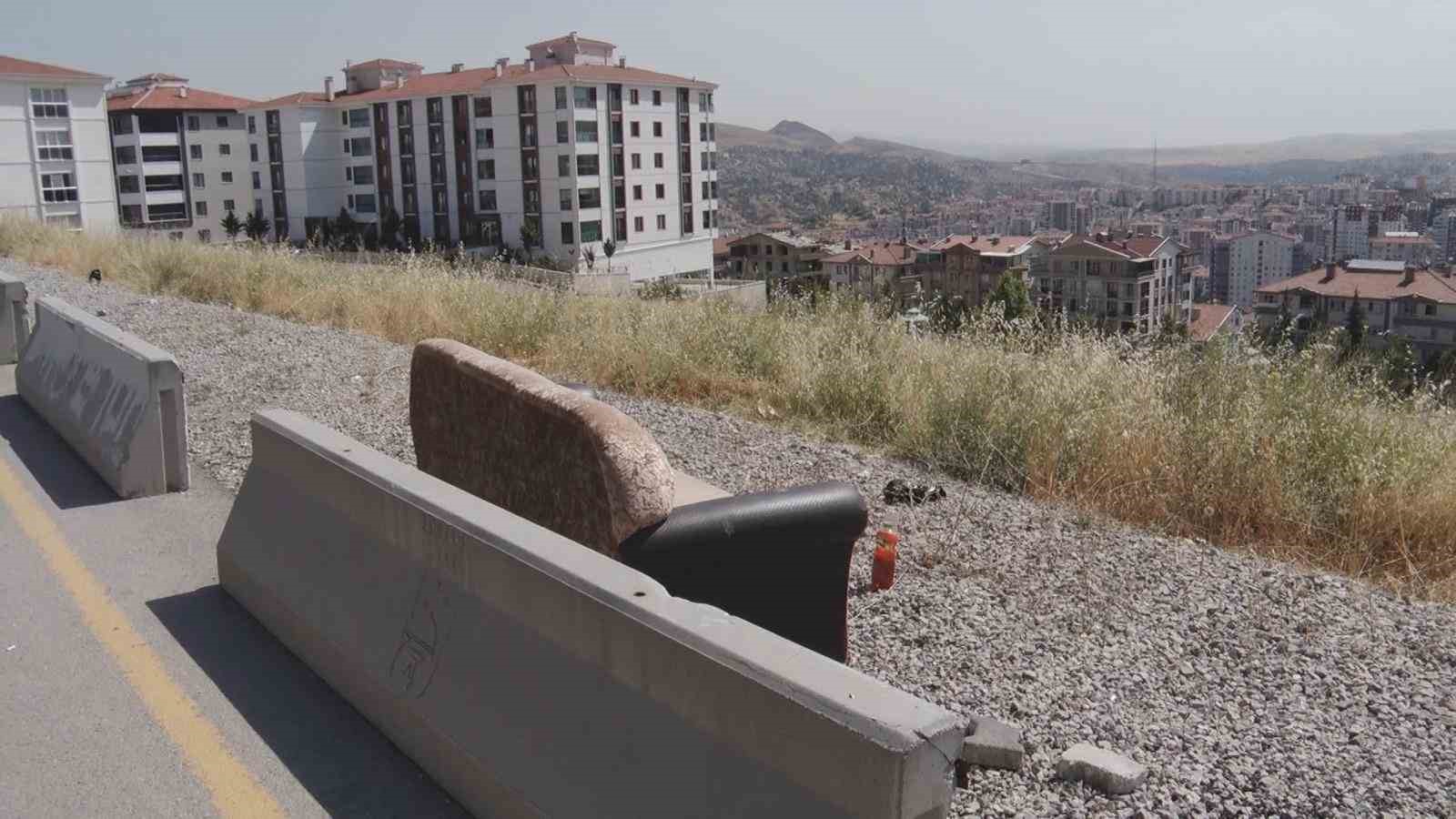 Kontrolden &ccedil;ıkan otomobilin gen&ccedil;lere &ccedil;arpma anı g&uuml;venlik kamerasına yansıdı
