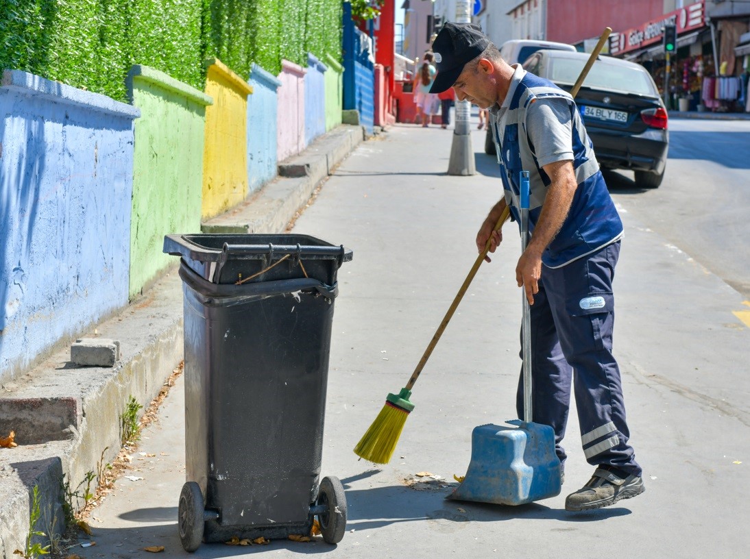 Esenyurt Belediyesi il&ccedil;eyi yaşanabilir hale getirmek i&ccedil;in temizlik &ccedil;alışmalarına devam ediyor
