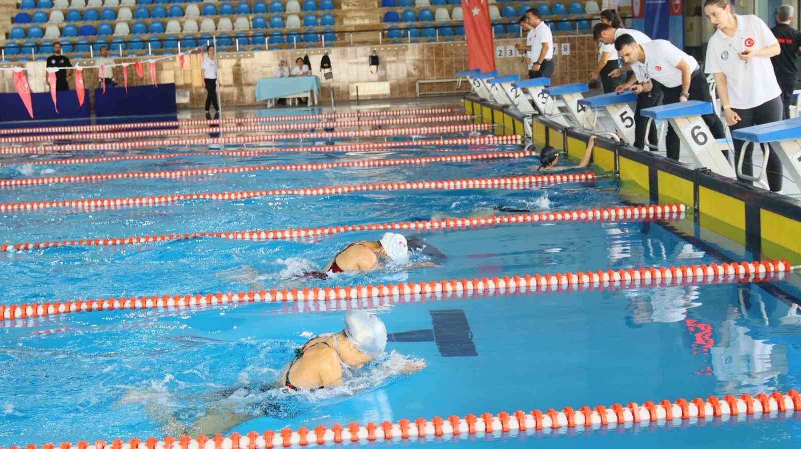 Analig yüzme heyecanı Elazığ’da yaşandı