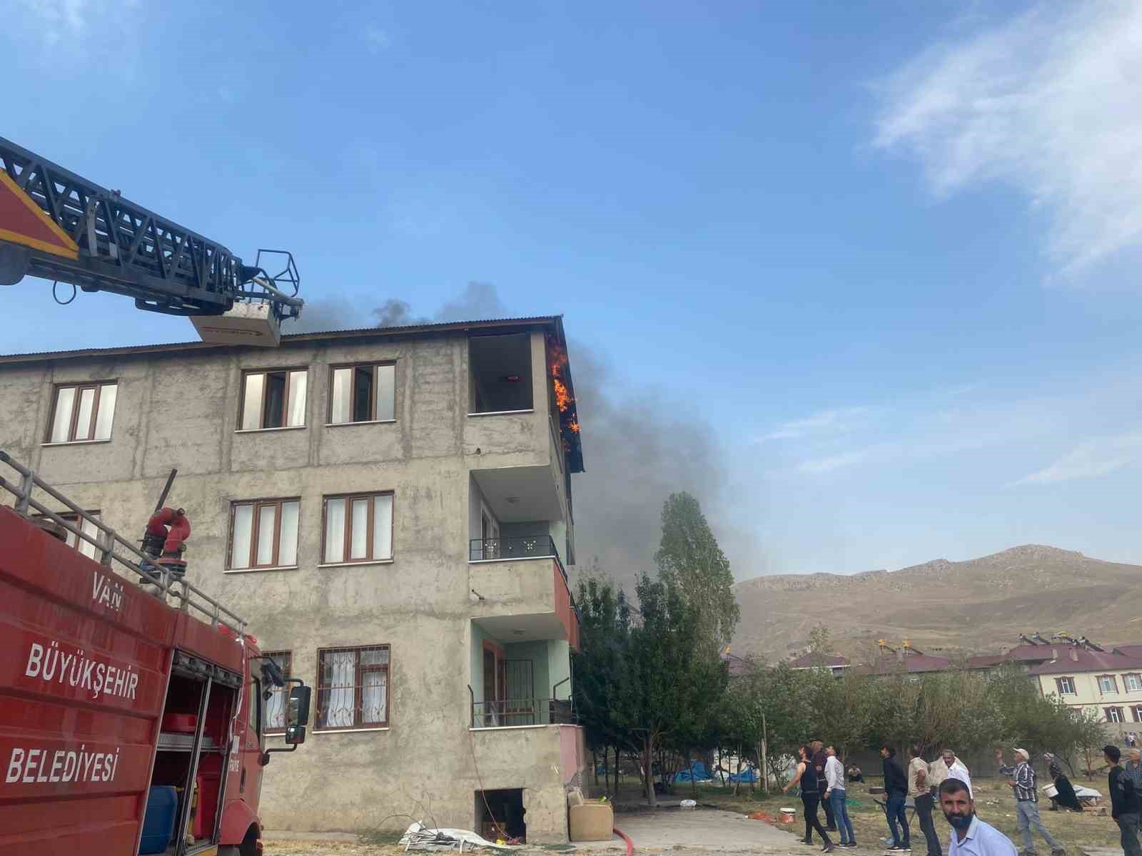 Van’da çatı yangını