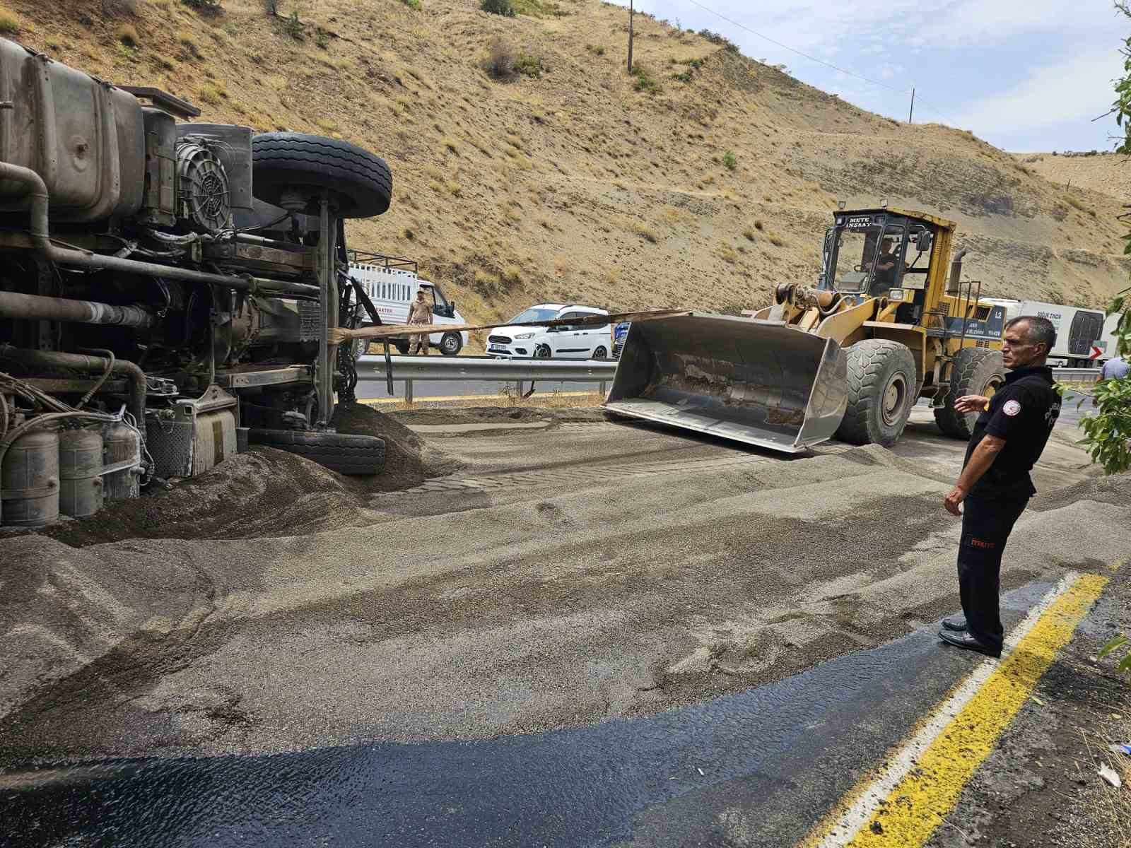 Yangına giden itfaiye aracı devrildi: 1’i ağır 3 yaralı
