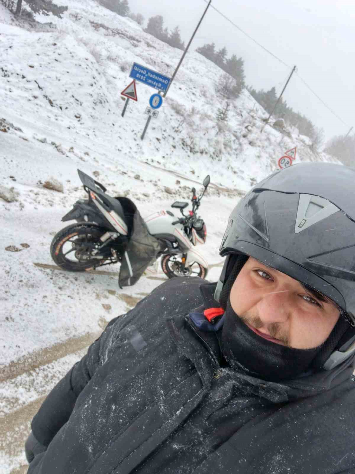 Otobüs fiyatları fazla geldi, motoruyla günlük 270 kilometre yol yapıyor
