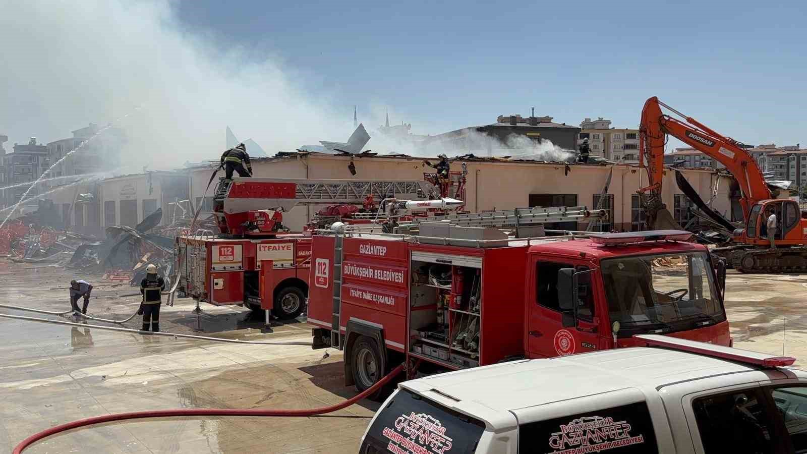 Gaziantep’te meslek lisesindeki yangına müdahale sürüyor