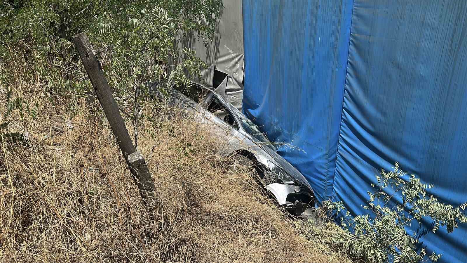 Sultanbeyli&rsquo;de kontrolden &ccedil;ıkan otomobil ağa&ccedil;lık alana u&ccedil;tu
