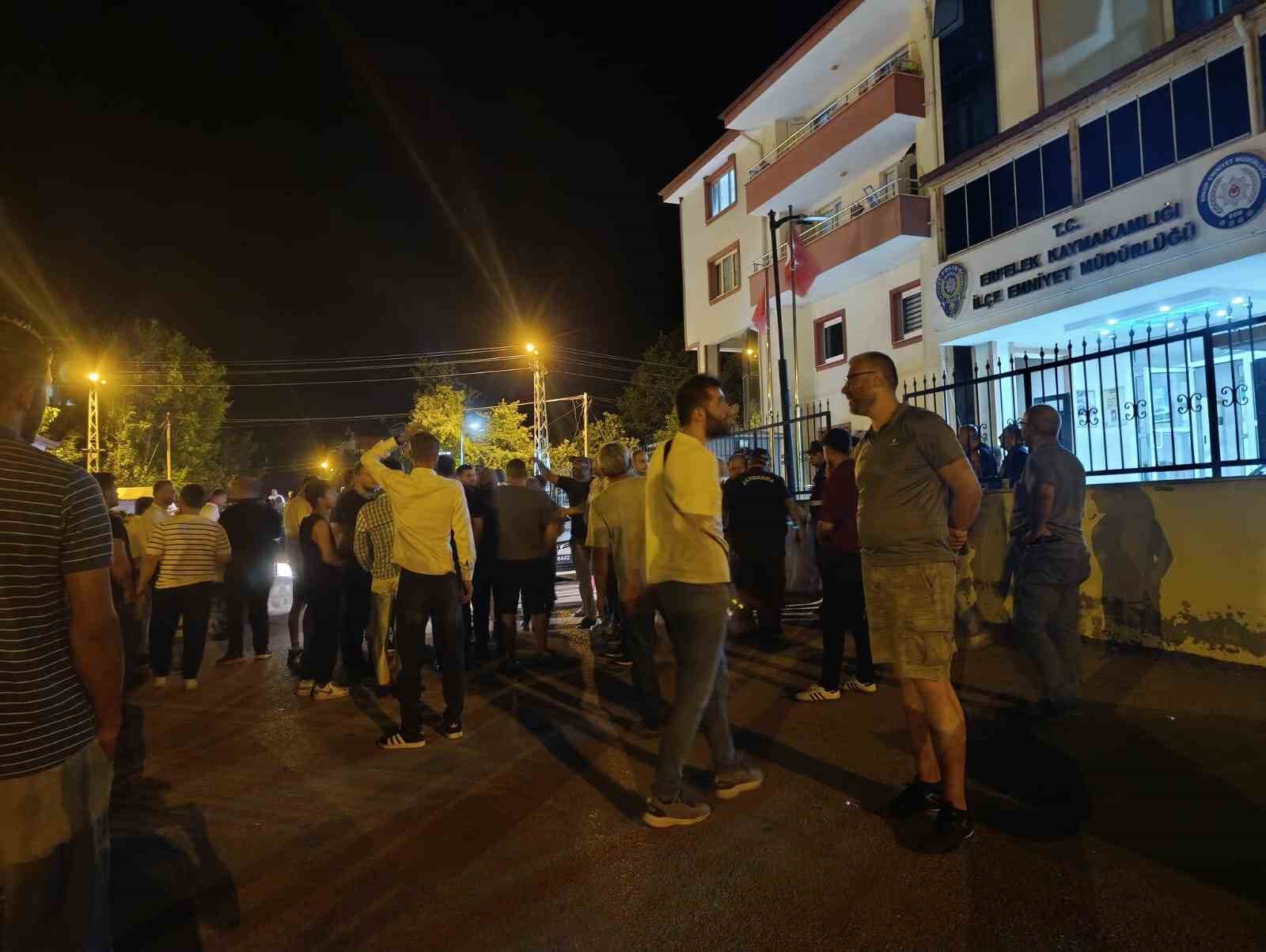 Sinop&rsquo;ta &rsquo;kız meselesi&rsquo; y&uuml;z&uuml;nden muştalı kavga: 1 yaralı
