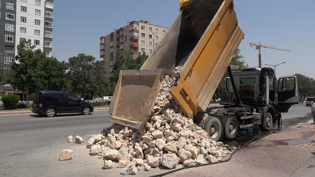 Seyir halindeki kamyonda yangın paniği