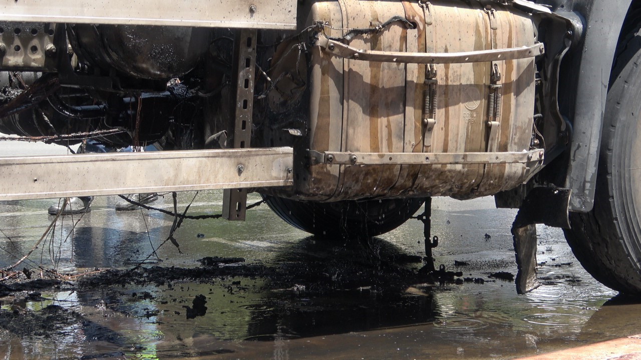 Seyir halindeki kamyonda yangın paniği
