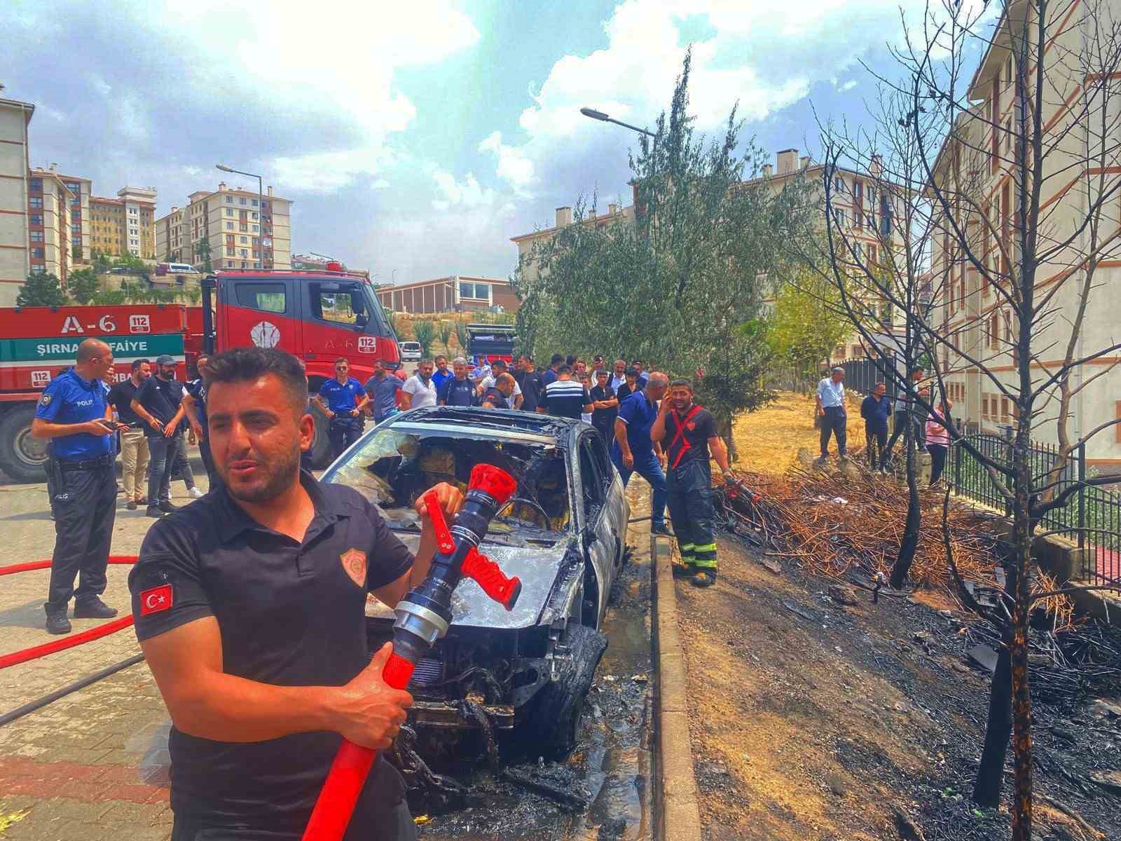 Şırnak’ta park halindeki araç alev topuna döndü, facianın eşiğinden dönüldü