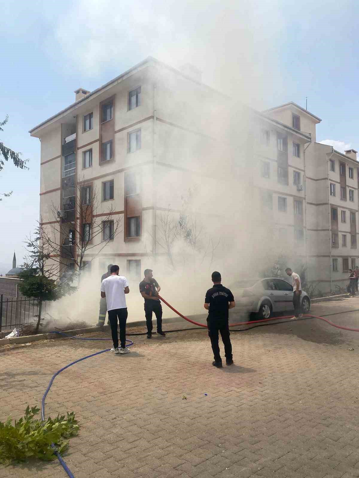 Şırnak&rsquo;ta park halindeki ara&ccedil; alev topuna d&ouml;nd&uuml;, facianın eşiğinden d&ouml;n&uuml;ld&uuml;

