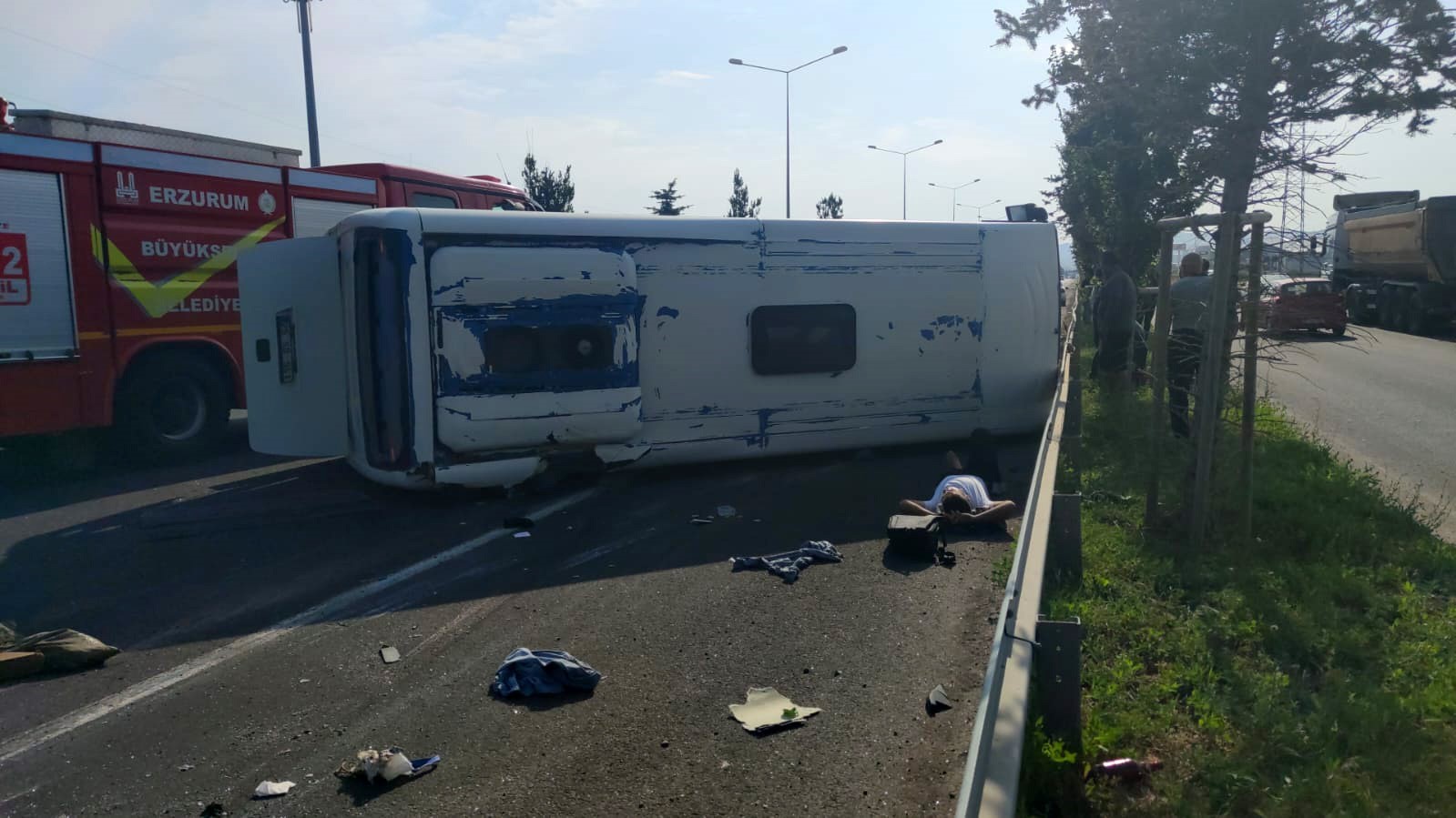 Erzurum&rsquo;da devrilen servis aracındaki 6 kişi yaralandı
