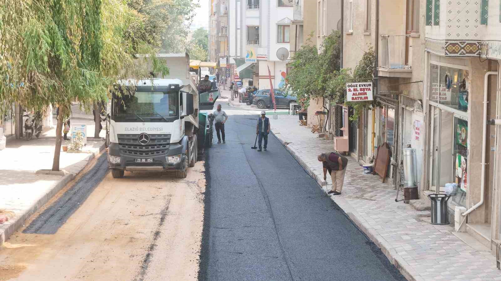 Elazığ’da yol yenileme çalışmaları sürüyor