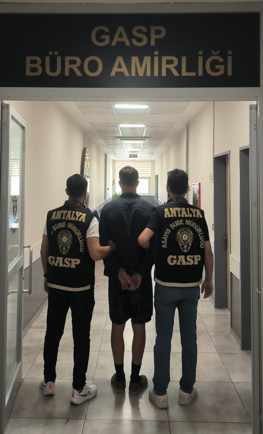 Oyuncak tabanca ile iş yeri soymaya çalıştı