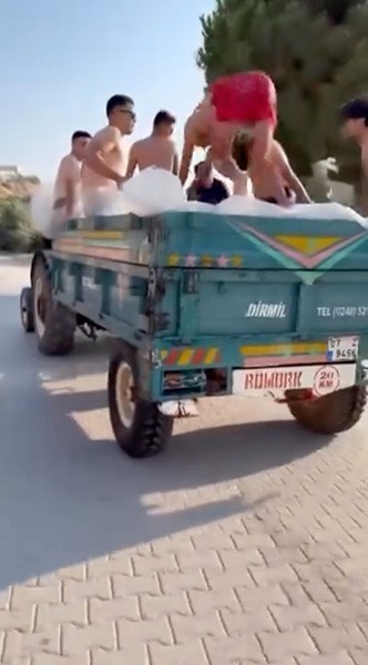 Seyir halindeki traktörün römorkunda tehlikeli serinlik