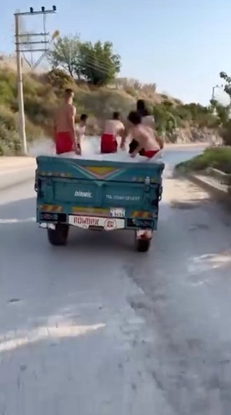 Seyir halindeki trakt&ouml;r&uuml;n r&ouml;morkunda tehlikeli serinlik
