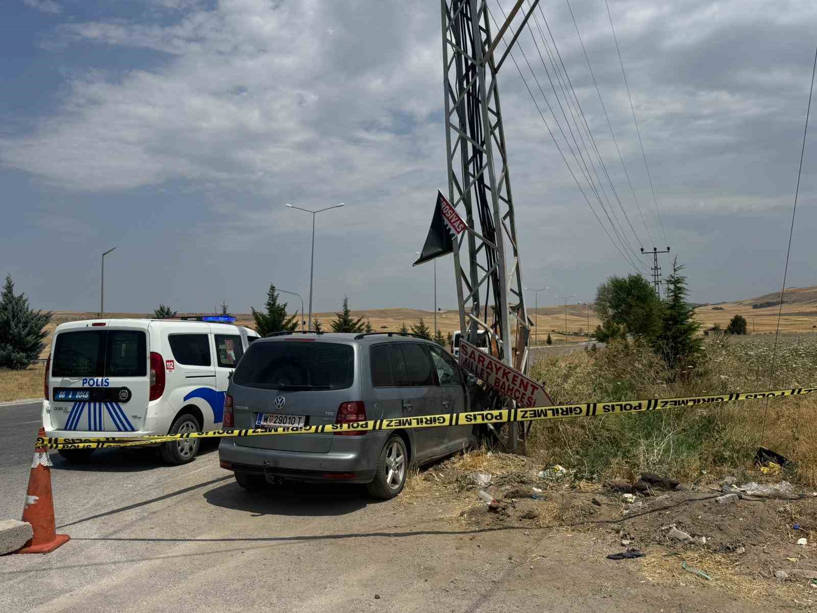 Yozgat&rsquo;ta elektrik direğine &ccedil;arpan otomobildeki 3 kişi yaralandı
