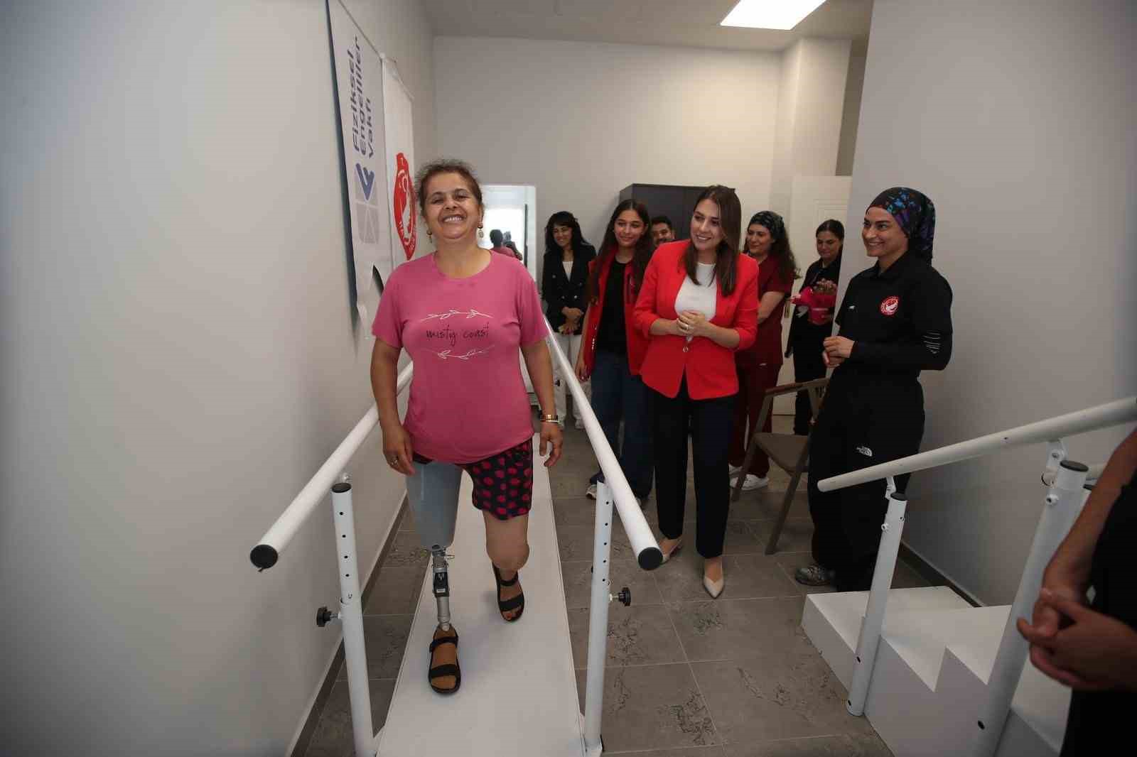 Esra Masatlı, Engelli Sosyal Girişimcilik Merkezi’nde tedavi olan vatandaşlarla bir araya geldi