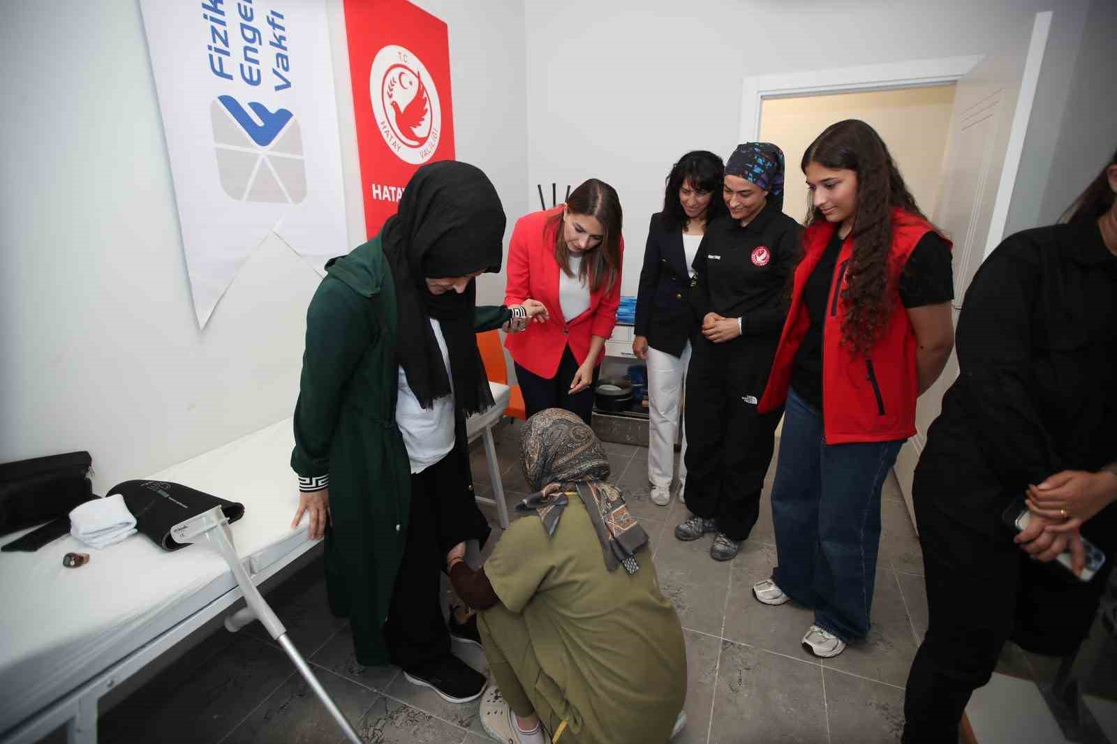 Esra Masatlı, Engelli Sosyal Girişimcilik Merkezi&rsquo;nde tedavi olan vatandaşlarla bir araya geldi
