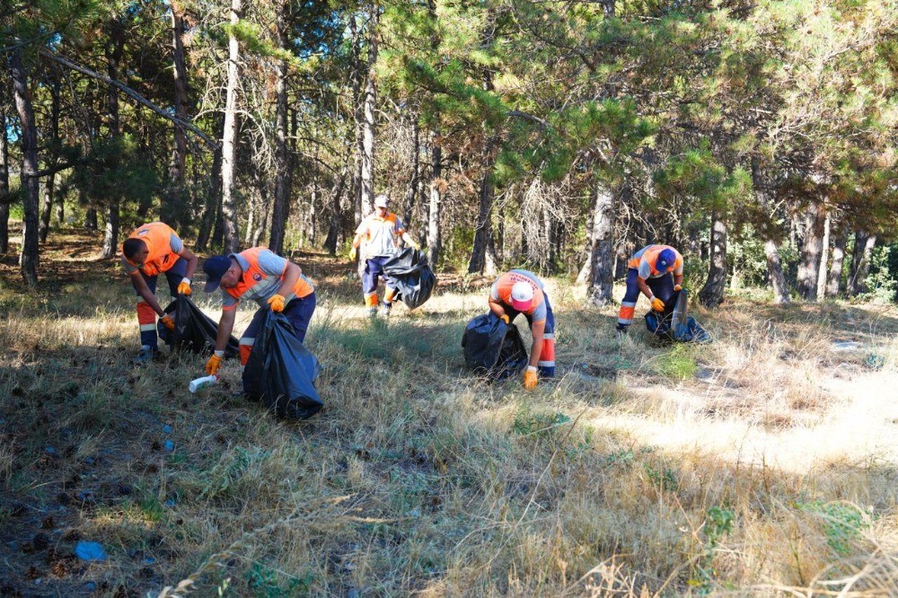 Eymir G&ouml;l&uuml;&rsquo;nde yangının ardından soğutma ve temizlik &ccedil;alışmaları y&uuml;r&uuml;t&uuml;l&uuml;yor
