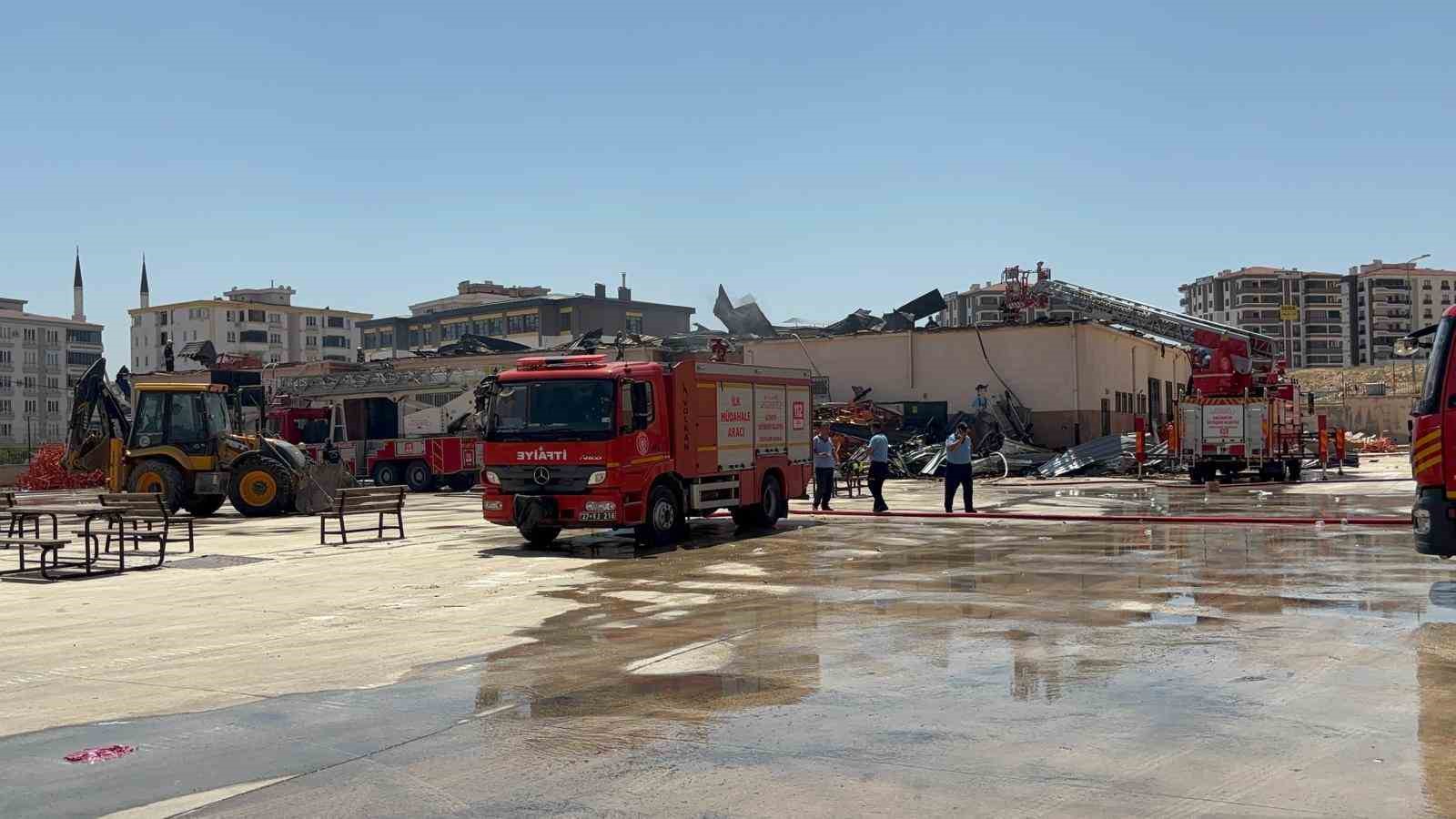 Gaziantep&rsquo;te meslek lisesindeki yangın s&ouml;nd&uuml;r&uuml;ld&uuml;
