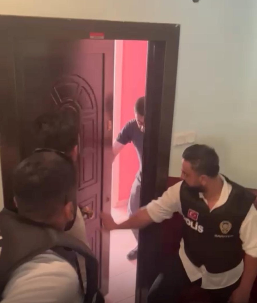 Kasten &ouml;ld&uuml;rme ve yaralama su&ccedil;larından 26 yıl 11 ay kesinleşmiş hapis cezası bulunan şahıs tutuklandı
