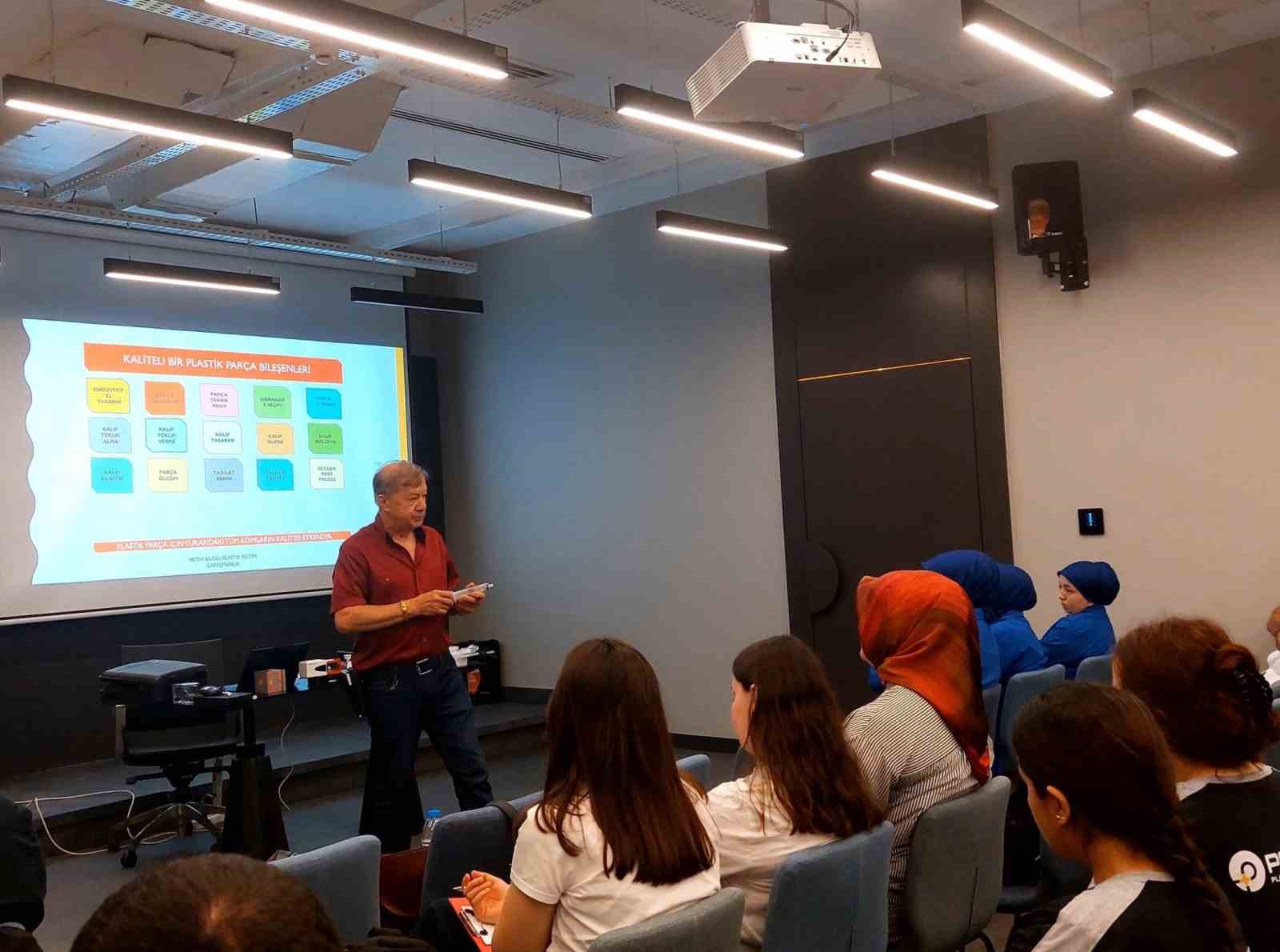 Samsunlu kadınlar, plastik enjeksiyon operat&ouml;rl&uuml;ğ&uuml; eğitimini tamamladı
