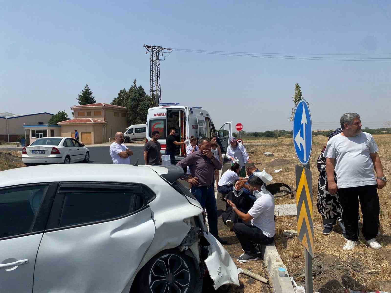Tekirdağ’da otomobiller çarpıştı: 2’si çocuk 6 yaralı