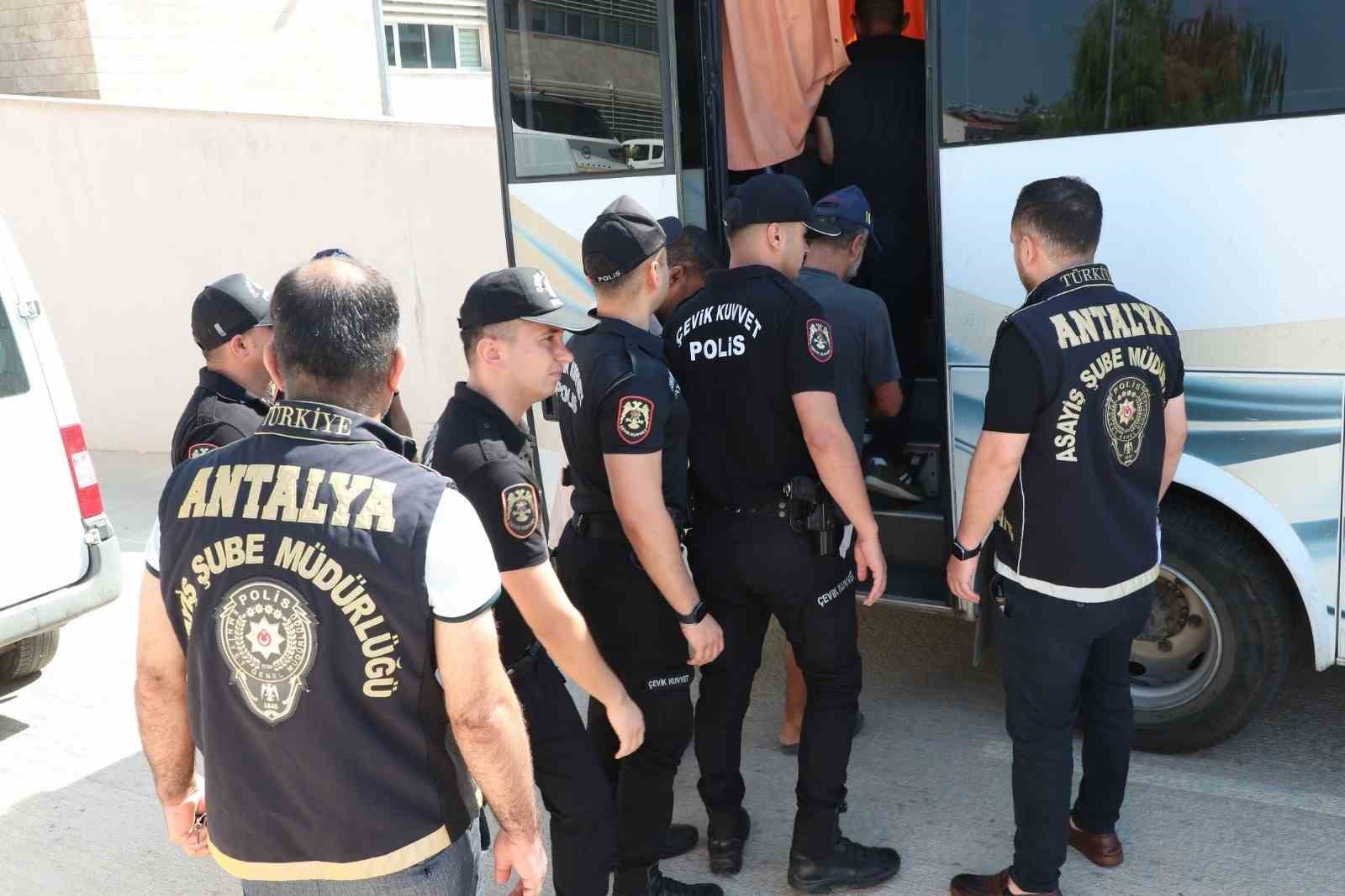 Antalya’da eş zamanlı operasyonda 92 aranan şahıs yakalandı