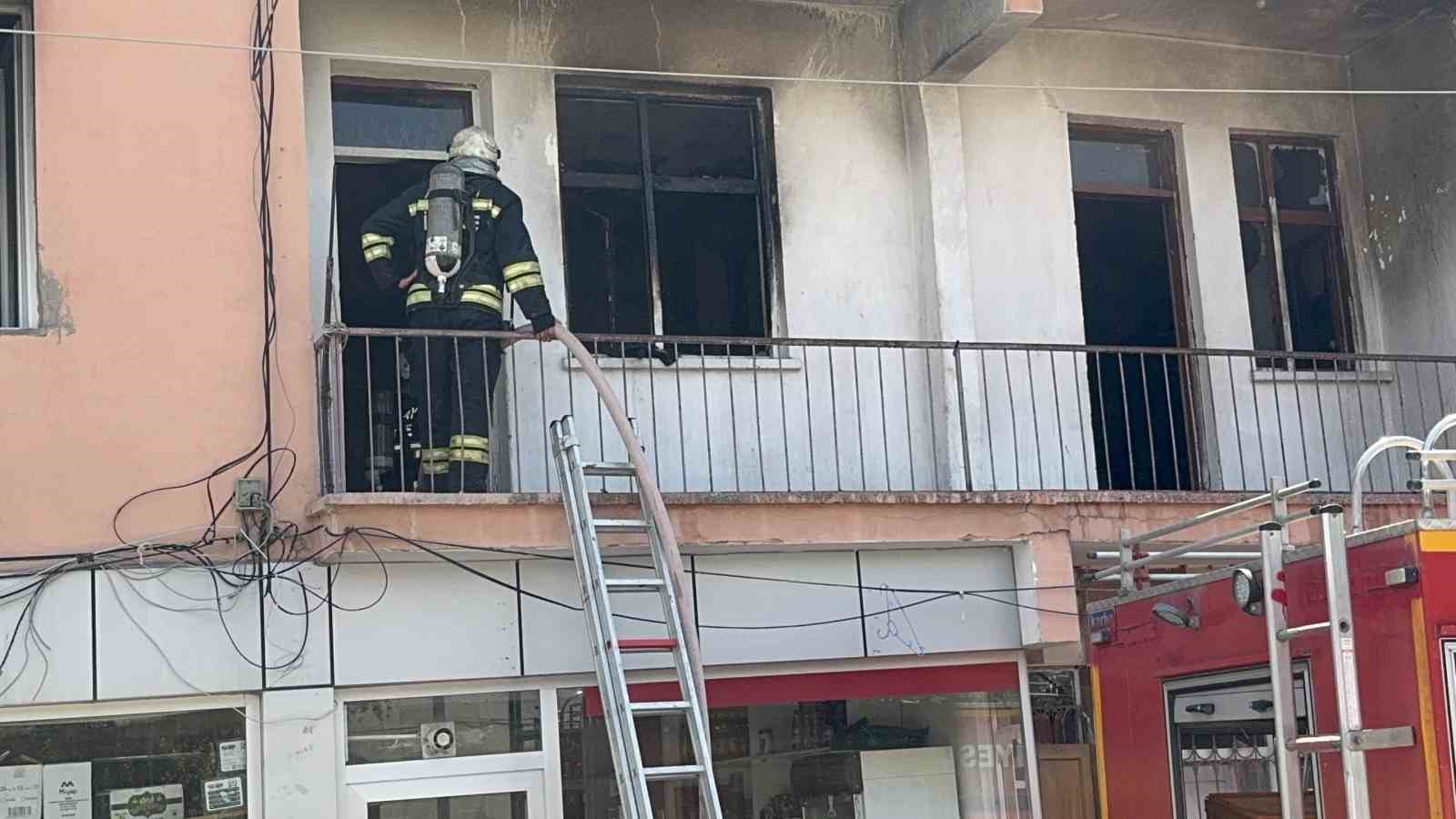 Aksaray&rsquo;da apartmanda yangın paniği
