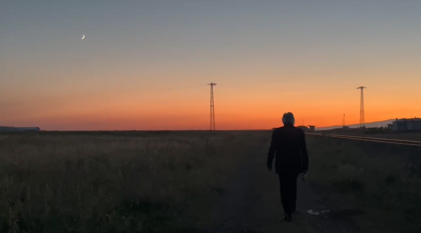 Akyaka’da gökyüzü kızıla büründü