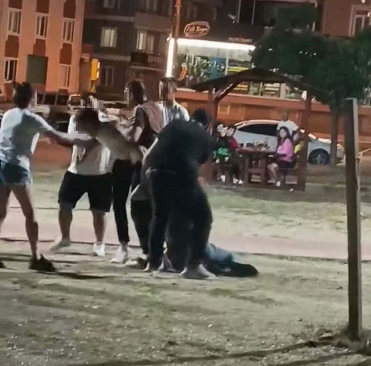 Edirne’de tekmeli yumruklu kavga kamerada