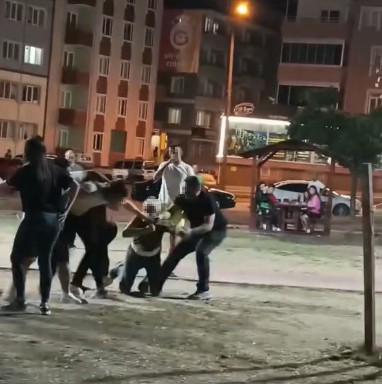 Edirne&rsquo;de tekmeli yumruklu kavga kamerada
