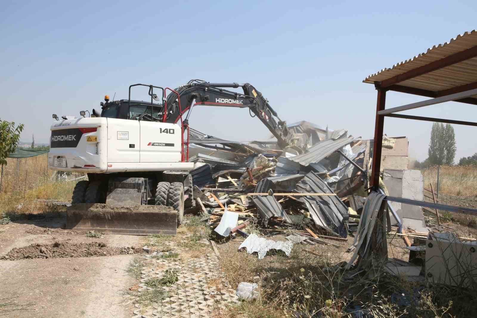 Nil&uuml;fer&rsquo;de iki ka&ccedil;ak yapı yıkıldı
