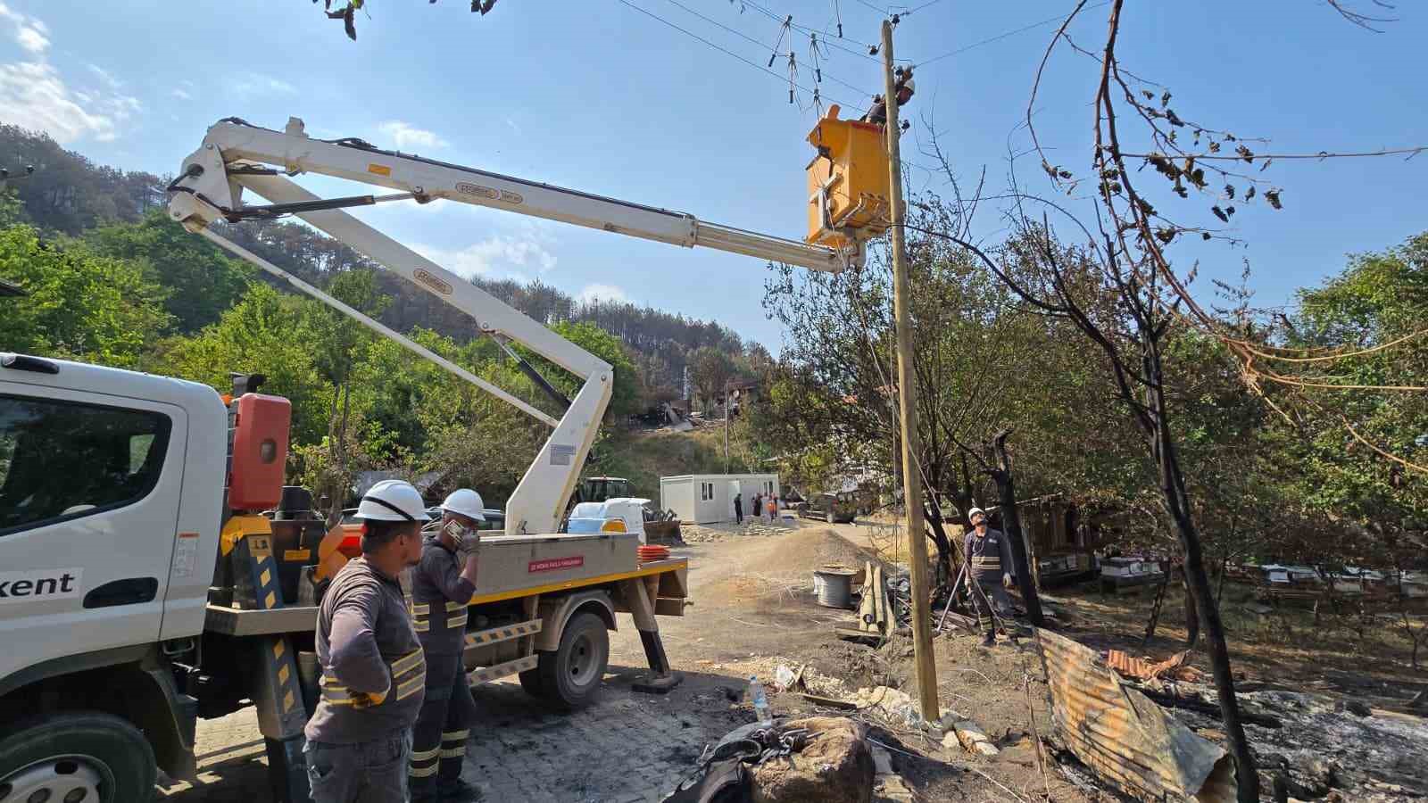 Yangından etkilenen k&ouml;yde yeniden yaşam alanları kuruluyor

