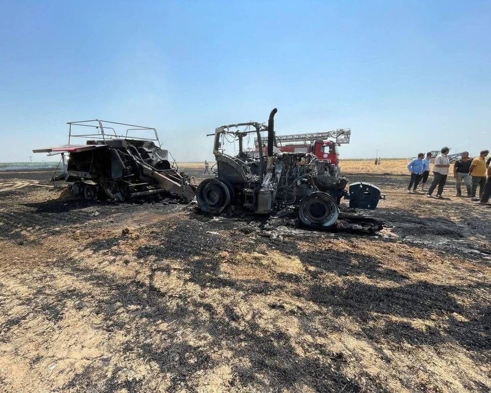 Balya makinesi alev aldı, traktör ve 3 dekar tarla yandı