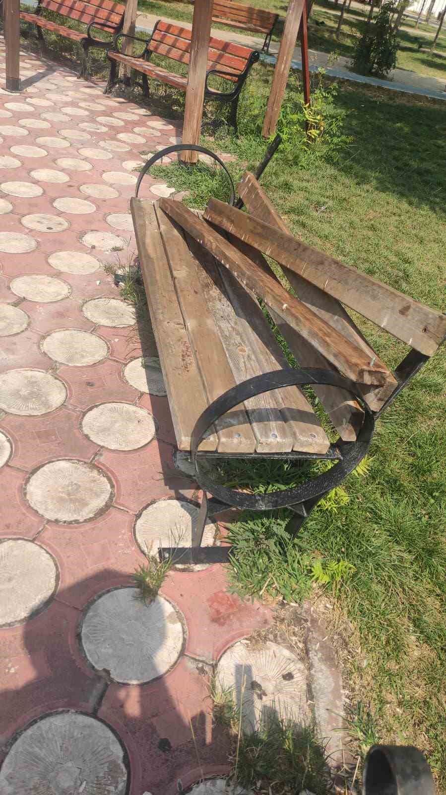 Kurtalan’da parktaki banklara zarar verildi