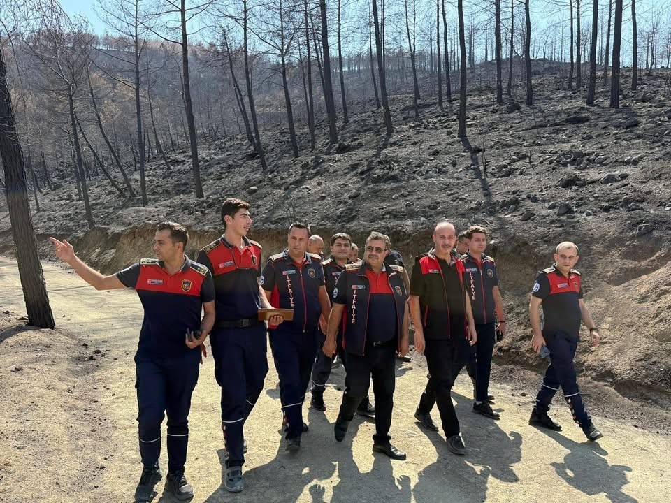 İtfaiye yetkilileri Antakya’da orman yangının yaşandığı bölgede inceleme yaptı