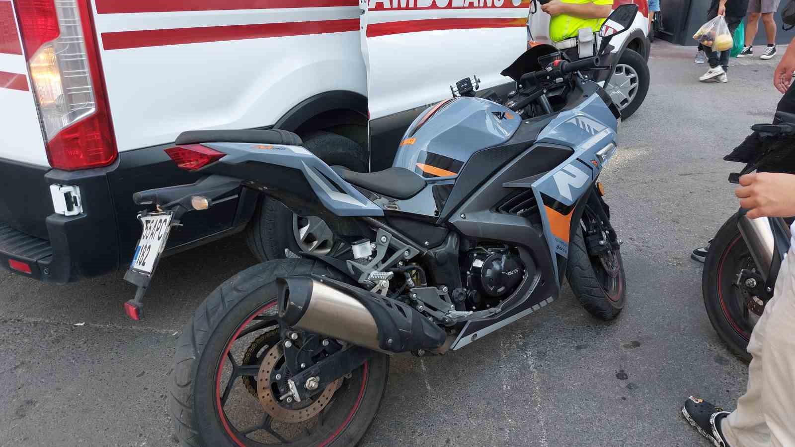 S&uuml;r&uuml;c&uuml;n&uuml;n yaralandığı motosiklet kazası kamerada
