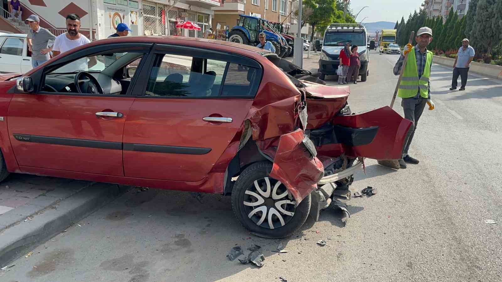 Freni patlayan tır zincirleme kazaya yol a&ccedil;tı, 1 kişi hayatını kaybetti
